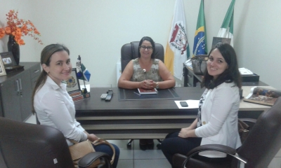 Claudinha protocola ofícios junto à vice-governadora Rose Modesto.