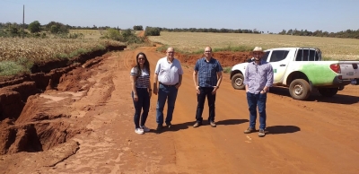 Carlão e Celinha pedem a AGESUL que faça o patrolamento e conservação da rodovia MS-165 que liga Coronel Sapucaia á Aral